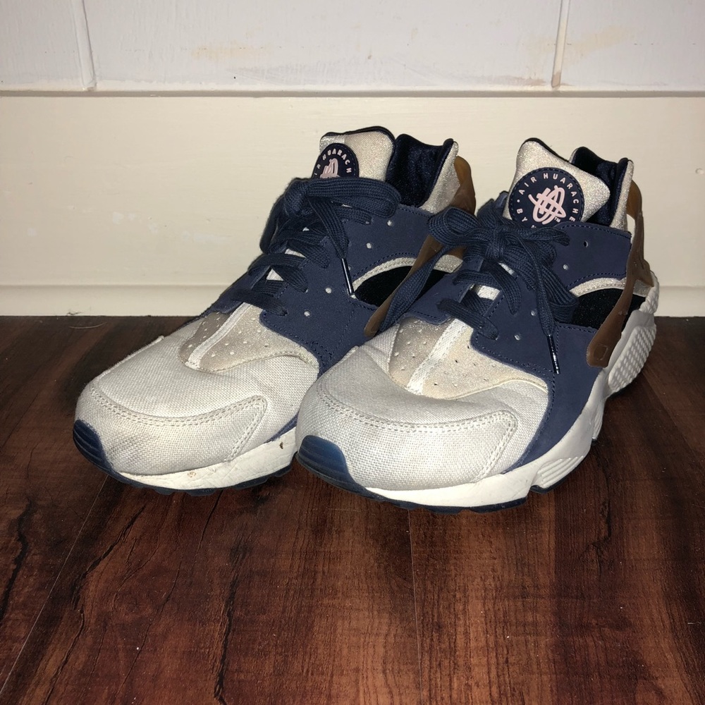 Men’s Nike Air Huarache tennis shoes